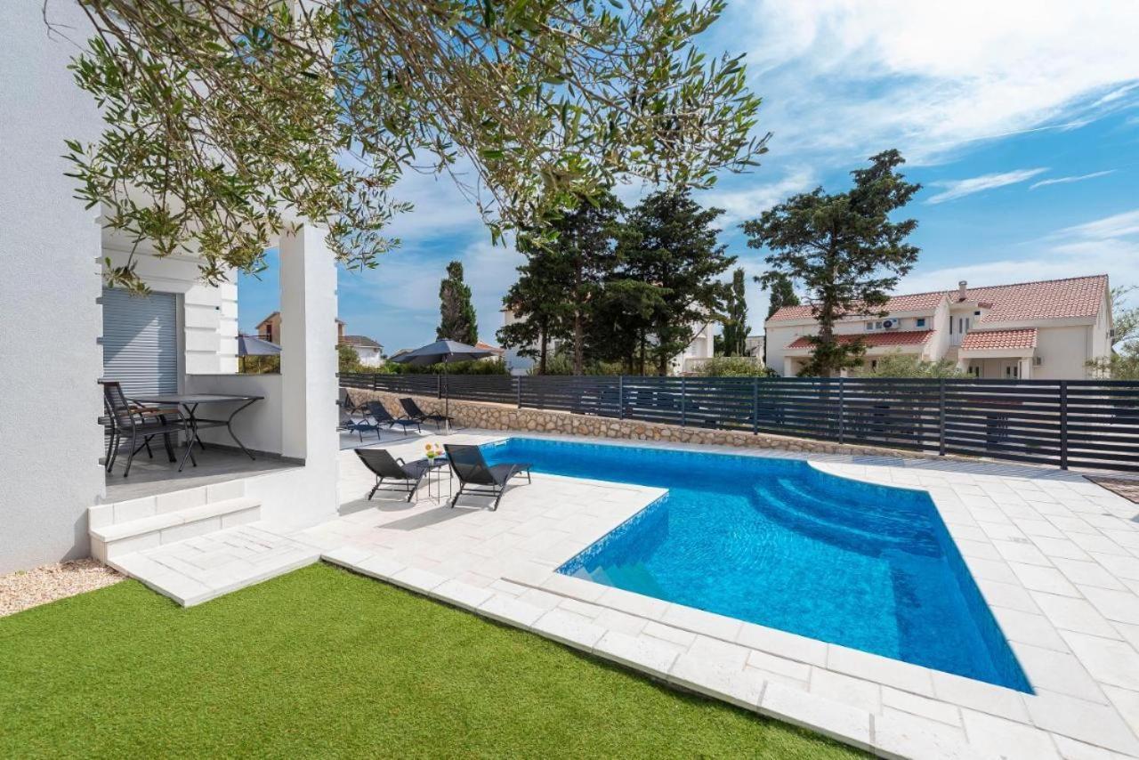 Apartment Pool Oleander